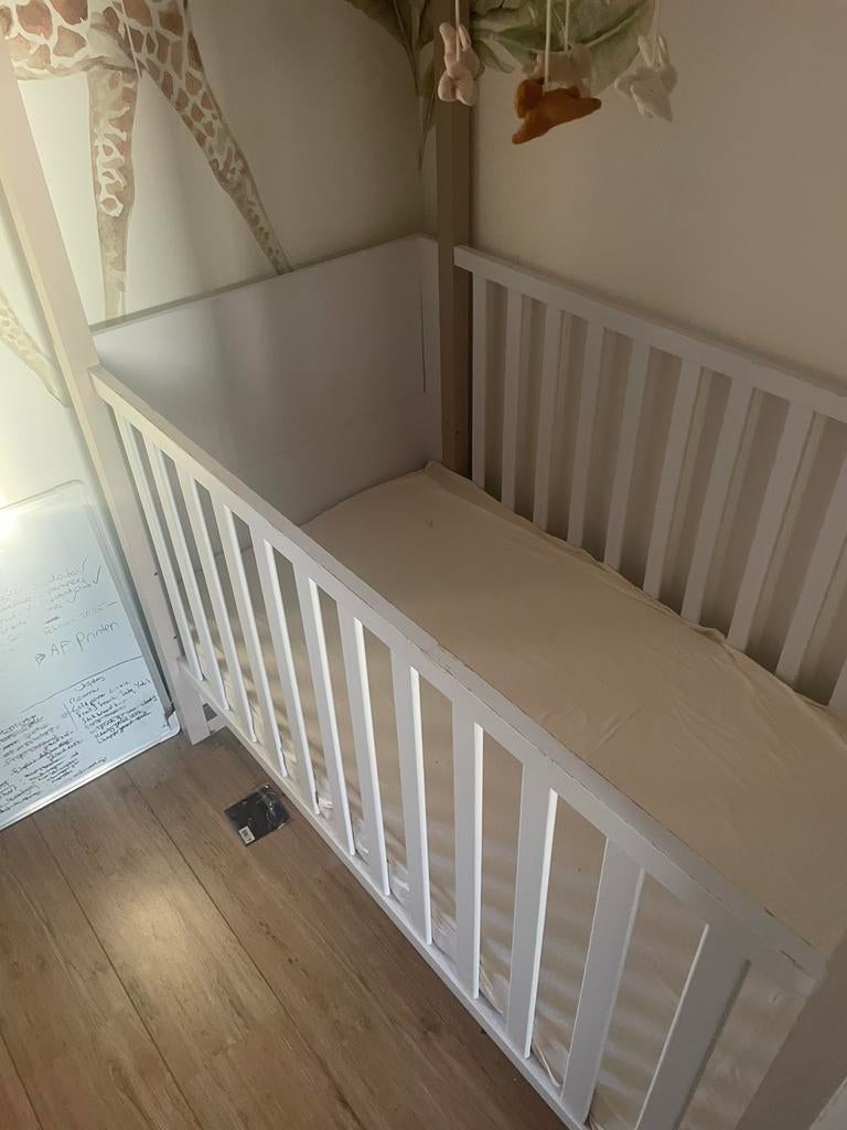 Baby Bed + Matras (Gedemonteerd), Ophalen of Verzenden, Zo goed als nieuw, Jongetje of Meisje