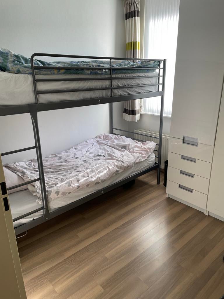 IKEA Svarta Stapelbed - Ruimtebesparend en Stevig, Huis en Inrichting, Slaapkamer | Stapelbedden en Hoogslapers, Ophalen, Gebruikt