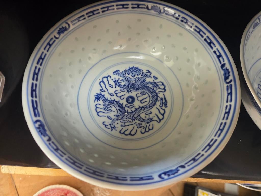 Twee grote witte Chinese kommen met blauwe draak, Antiek en Kunst, Ophalen of Verzenden