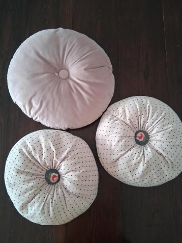 Roze Kussenset - 3 Ronde Kussens beschikbaar voor biedingen