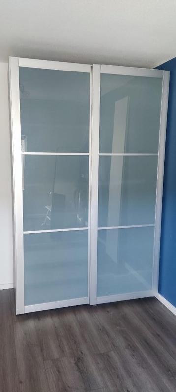 Kledingkast, glas deuren, veel planken, leveren en monteren beschikbaar voor biedingen