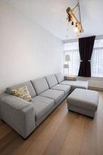 Ruime, lichtgrijze hoekbank met hocker - zo goed als nieuw!, Huis en Inrichting, Banken | Bankstellen, Hoekbank, 300 cm of meer