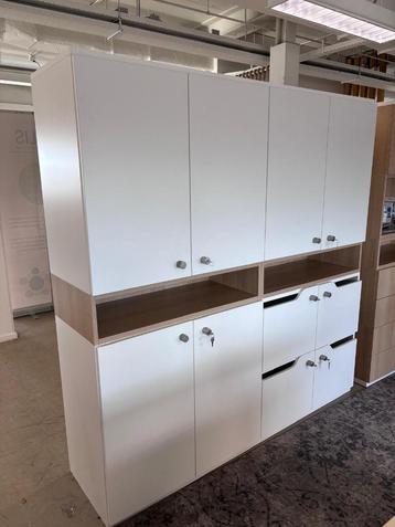 Grote witte kast wit met licht eiken beschikbaar voor biedingen