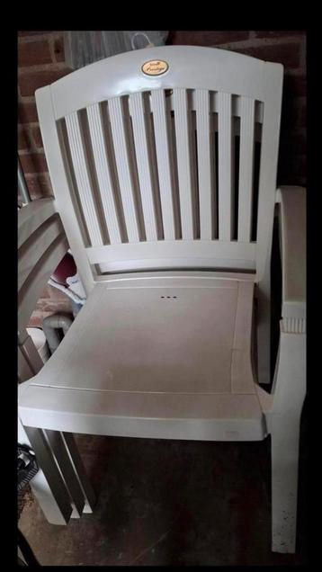 4 nette stoeltjes beschikbaar voor biedingen