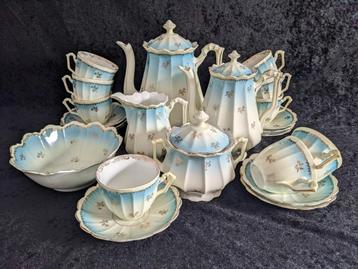 Mooi porseleinen koffieservies beschikbaar voor biedingen