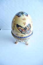 PORCELEINEN EI DIE OPEN KAN OP POOTJES 10 CM FARBERGE STIJL, Verzenden