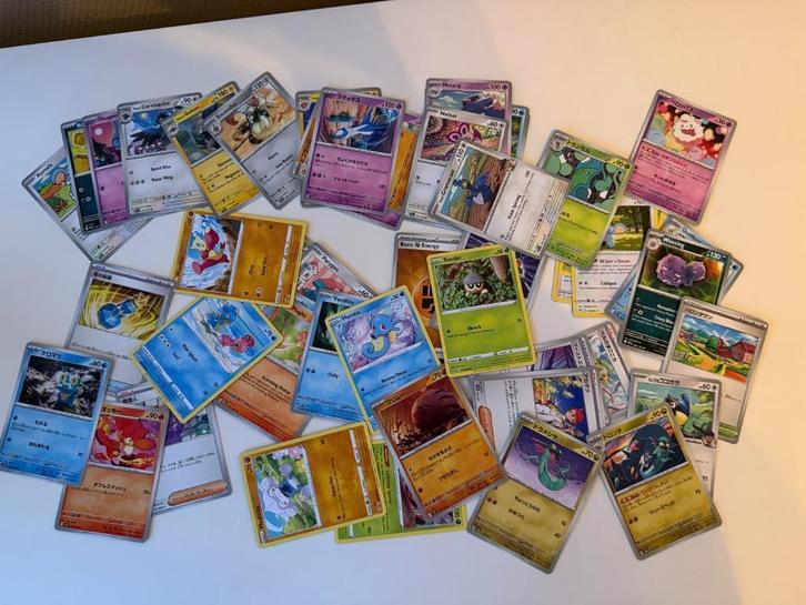 Pokemon bulk verschillende sets. 35 kaarten, Hobby en Vrije tijd, Verzamelkaartspellen | Pokémon, Zo goed als nieuw, Meerdere kaarten