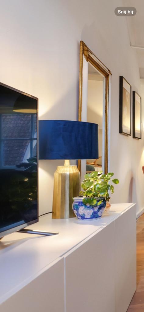 2 blauwe velvet lampenkappen, incl 2 zwarte lampenvoeten, Huis en Inrichting, Lampen | Lampenkappen, Gebruikt, 25 tot 50 cm, Rond