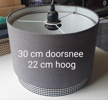 mooie lampenkap * 30 cm  * grijs/geblokt  beschikbaar voor biedingen