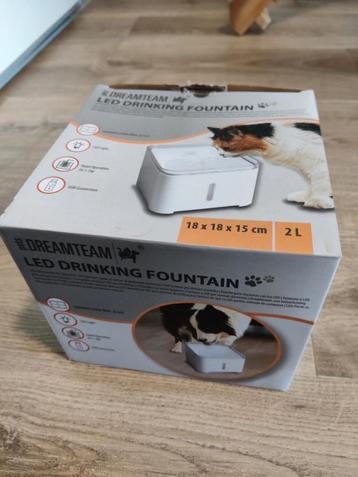 LED Drinking Fountain - voor katten en honden beschikbaar voor biedingen