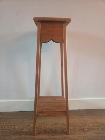 Houten plantenstandaard beschikbaar voor biedingen