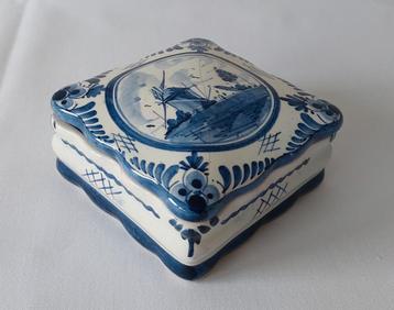 Delfts blauw doosje met molentje beschikbaar voor biedingen