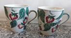 2 bekers mokken senseo Vic’s handpainted Aardbeien, Ophalen of Verzenden, Zo goed als nieuw, Overige stijlen, Kop(pen) en/of Schotel(s)