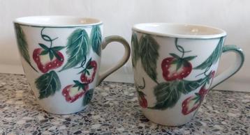 2 bekers mokken senseo Vic’s handpainted Aardbeien beschikbaar voor biedingen