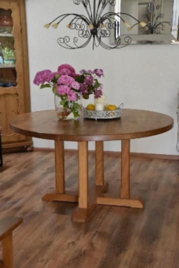 Eiken eet tafel rond beschikbaar voor biedingen