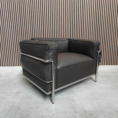 Cassina LC3 Fauteuil in Mokka Leder, Huis en Inrichting, Fauteuils, Nieuw, Leer, Metaal, 75 tot 100 cm, 75 tot 100 cm, Ophalen of Verzenden