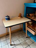 Retro formica tafeltje lichtgeel hout, Ophalen, Gebruikt, 55 tot 75 cm, Rechthoekig