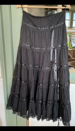 Zwarte lange stroken rok, hééél wijd, van katoen met linten., Kleding | Dames, Rokken, Ophalen of Verzenden, Maat 38/40 (M), Zwart