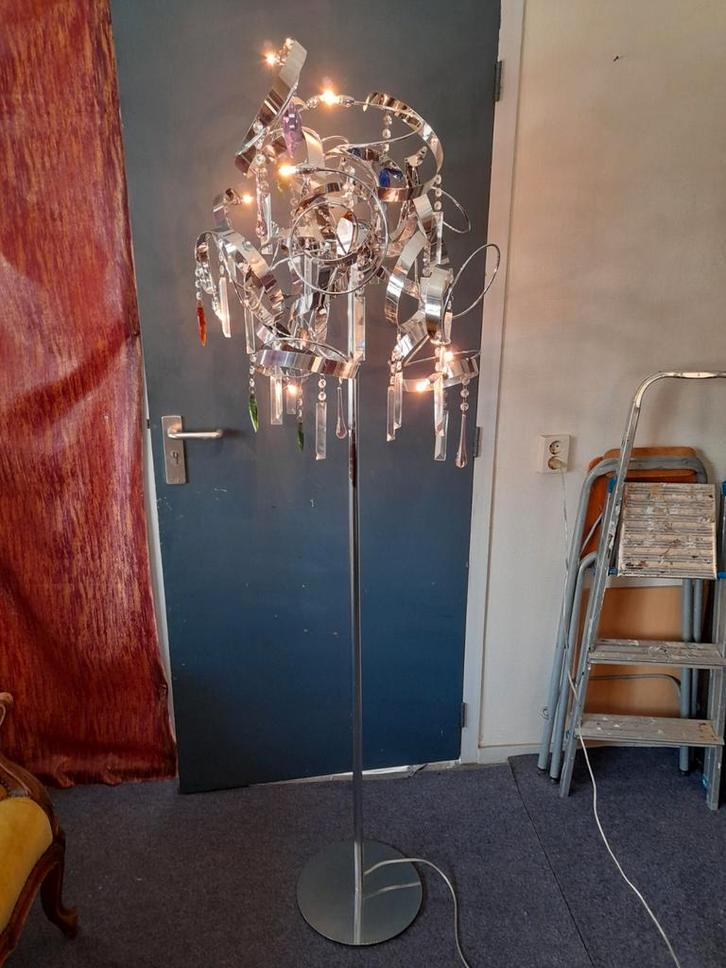 Staande vloer lamp met gekleurde kristallen, Huis en Inrichting, Lampen | Vloerlampen, Zo goed als nieuw, Minder dan 100 cm, Ophalen of Verzenden