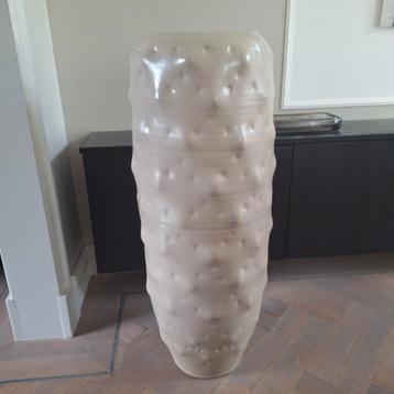 Grote donker beige aardewerk vaas of bloempot hotel chic  beschikbaar voor biedingen