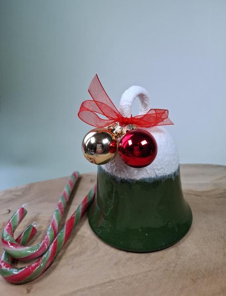 Handgemaakte keramiek kerstklok, groen met sneeuw, Huis en Inrichting, Woonaccessoires | Overige, Nieuw, Ophalen of Verzenden