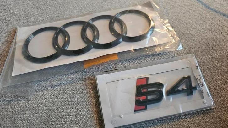 Zwarte Audi RS sport emblemen - nieuw, Auto diversen, Tuning en Styling, Verzenden