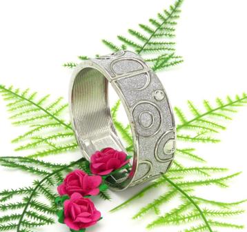 Zeer mooie slavenarmband zilver met strass steentjes. beschikbaar voor biedingen