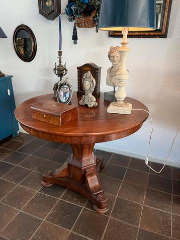 Antieke ronde haltafel met voet beschikbaar voor biedingen