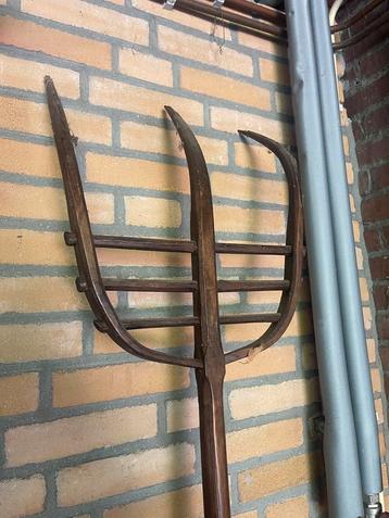 Oude houten hark hooivork decoratie beschikbaar voor biedingen