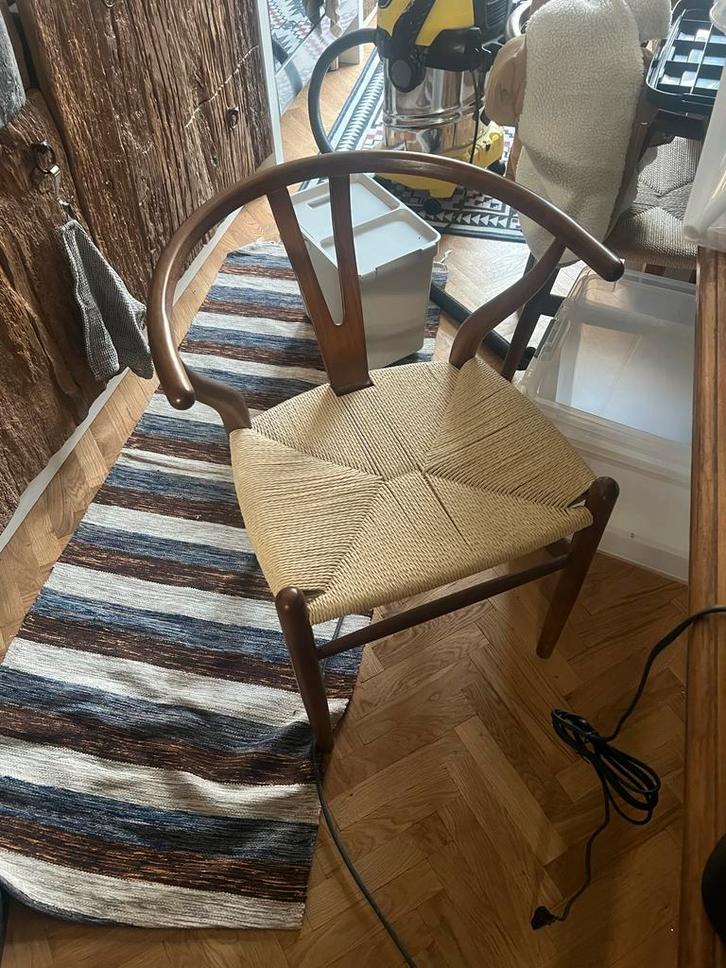 2x Wishbone eettafel stoelen + 1 gratis (defect), Huis en Inrichting, Stoelen, Gebruikt, Twee, Bruin, Ophalen