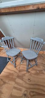 2 houten stoelen met spijlen (opknappers) - 2 voor €10, Ophalen, Gebruikt, Twee, Bruin