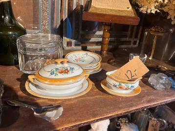 Oud miniatuur serviesje beschikbaar voor biedingen