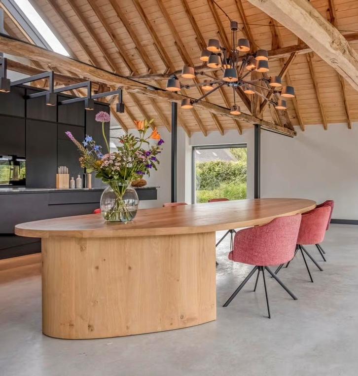 Massief eikenhouten tafel met organische vorm en ronde poten, Huis en Inrichting, Tafels | Eettafels, Zo goed als nieuw, 100 tot 150 cm
