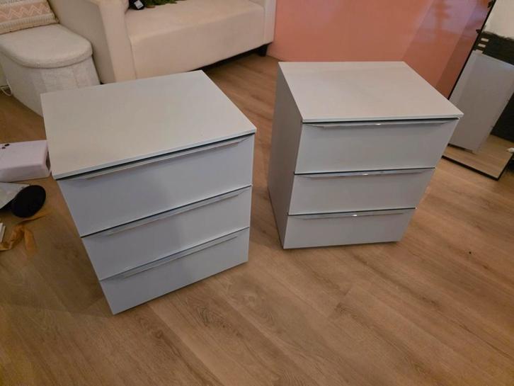Hoogwaardige nachtkastjes, lichtgrijs, in nieuwstaat!, Huis en Inrichting, Slaapkamer | Nachtkastjes, Zo goed als nieuw, Hout
