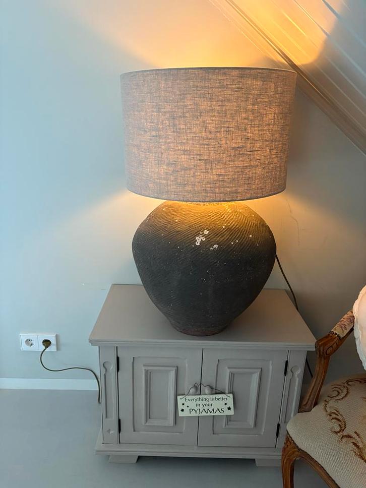 Unieke Lamp: Oude Pot/Kruik met LouLou Lampenkap, Huis en Inrichting, Lampen | Tafellampen, Gebruikt, 50 tot 75 cm, Stof, Ophalen