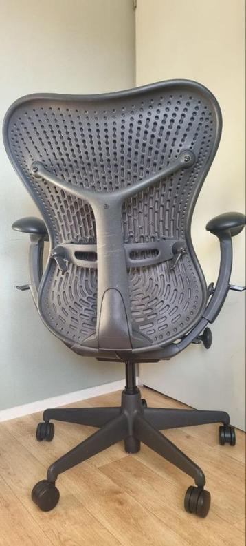Herman Miller Mirra 2 bureaustoelen 2x beschikbaar voor biedingen