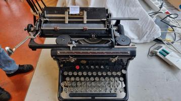 Antieke typemachine Naumann Ideal beschikbaar voor biedingen
