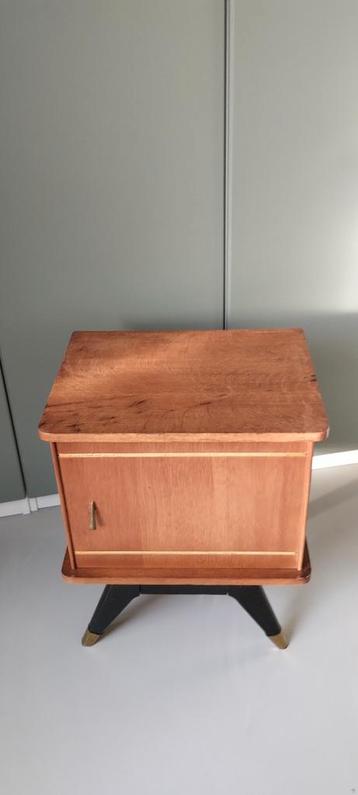 Vintage Nachtkastje beschikbaar voor biedingen
