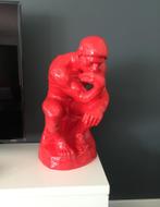 Beeld de denker van Rodin in rood. 60cm hoog., Antiek en Kunst, Ophalen