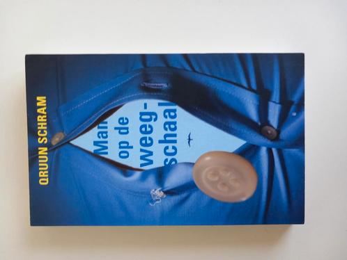 Qruun Schram - Man op de weegschaal, Boeken, Literatuur, Zo goed als nieuw, Nederland, Ophalen of Verzenden