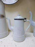 Klein wit emaillen koffiekannetje met vast deksel kannetje, Antiek en Kunst, Ophalen of Verzenden