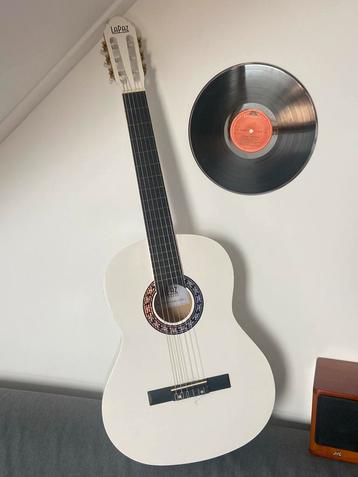 Witte Lapaz akoestische gitaar beschikbaar voor biedingen