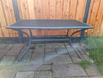 Roest vrije metalen tafel beschikbaar voor biedingen
