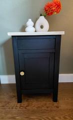 Zwart nachtkastje met marmerenblad, Huis en Inrichting, Slaapkamer | Nachtkastjes, Ophalen, Zo goed als nieuw, Minder dan 45 cm