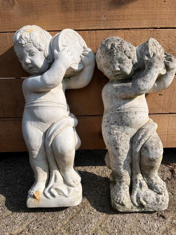 Betonnen tuinbeeld. Jongen met kruik of fluit., Tuin en Terras, Tuinbeelden, Zo goed als nieuw, Mensenbeeld, Beton, Ophalen