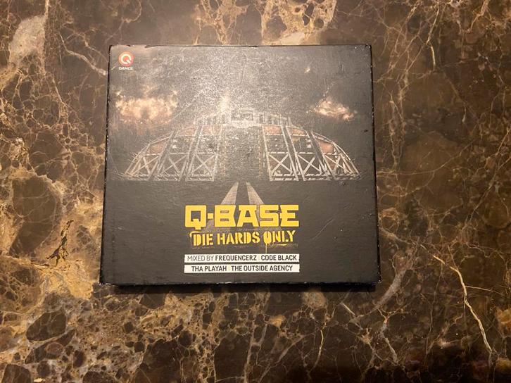 Q-Base Die Hards Only CD Set - Hardstyle Classics!, Cd's en Dvd's, Cd's | Dance en House, Zo goed als nieuw, Ophalen of Verzenden