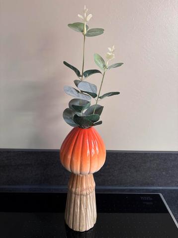 Oranje paddenstoel vaasje beschikbaar voor biedingen
