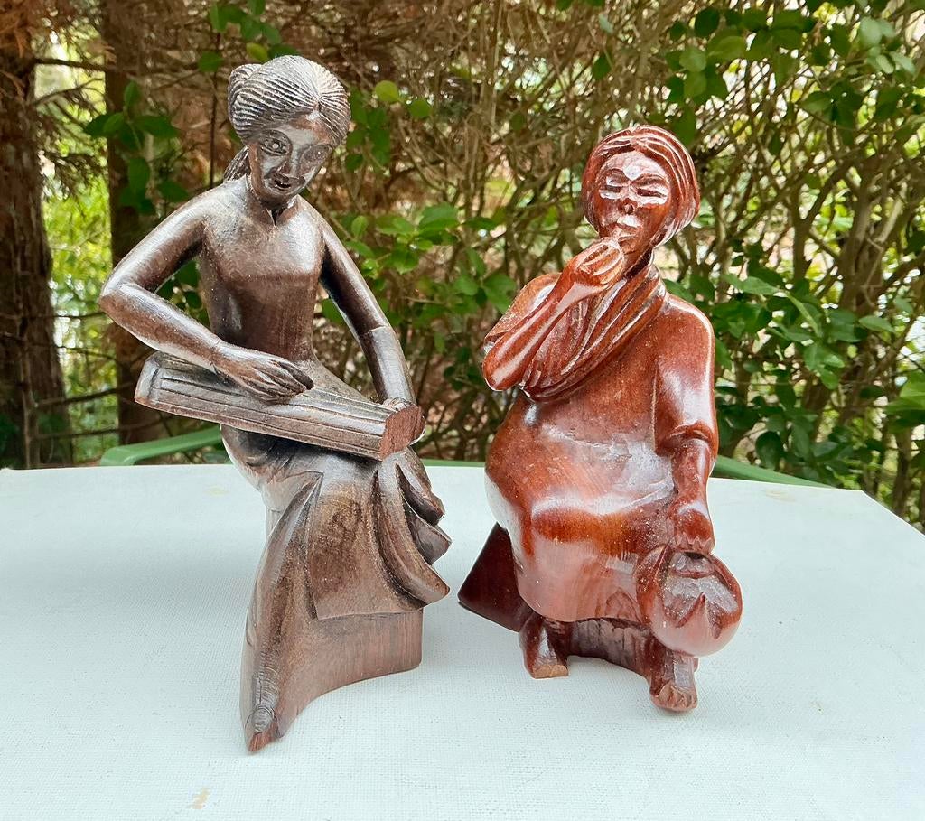 2 aparte uit hout vervaardigde aziatische beeldjes., Ophalen of Verzenden