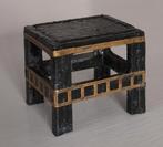 Miniatuur zwart/goud bewerkt bijzettafeltje 1:12, Verzamelen, Poppenhuizen en Toebehoren, Ophalen of Verzenden, Zo goed als nieuw