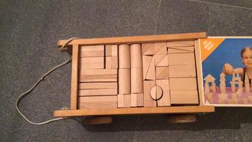 Houten blokkendoos op wieltjes, 99 delig. beschikbaar voor biedingen